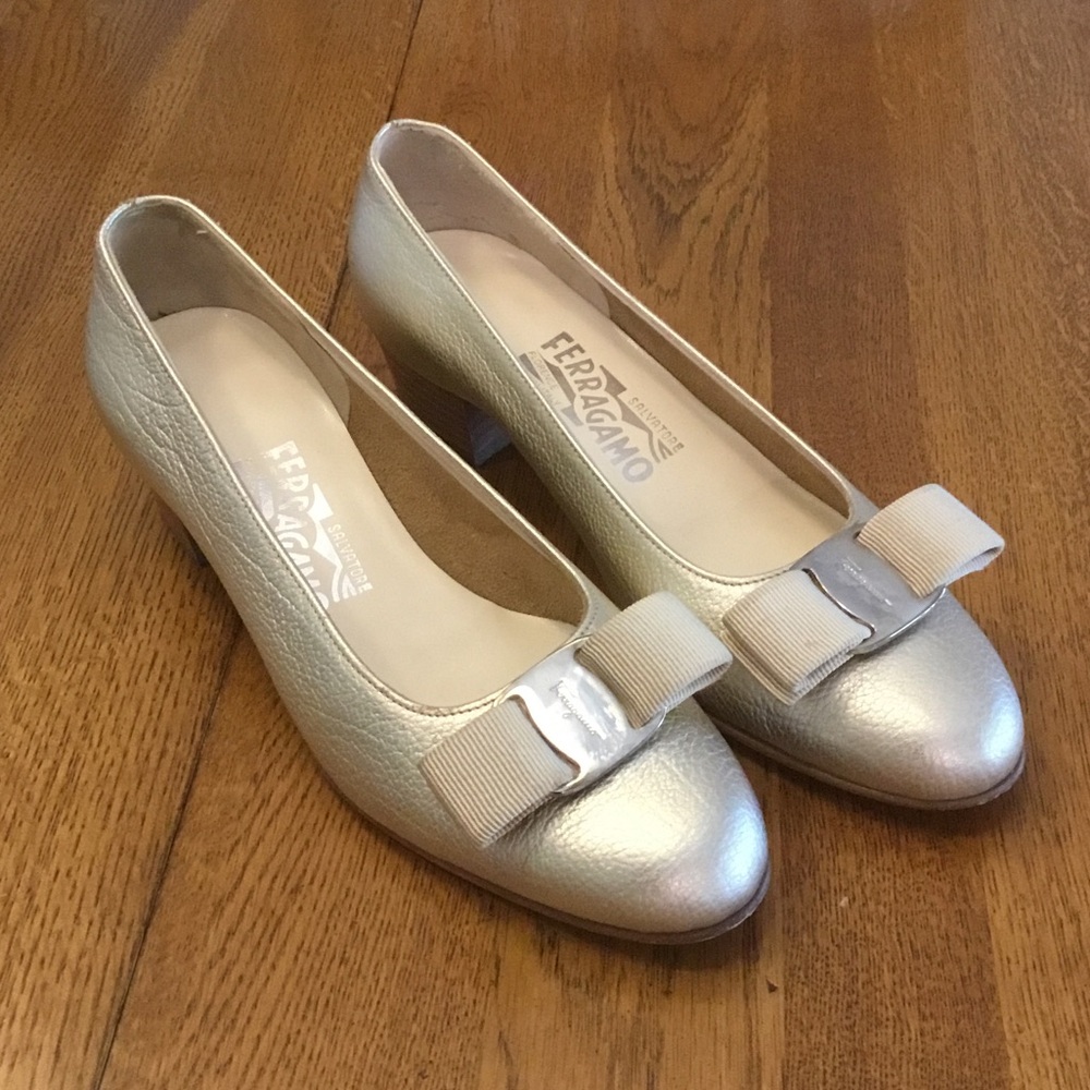 Woman’s Salvatore Ferragamo champagne gold Vara pump. Size 5 B. Leather. Cute!